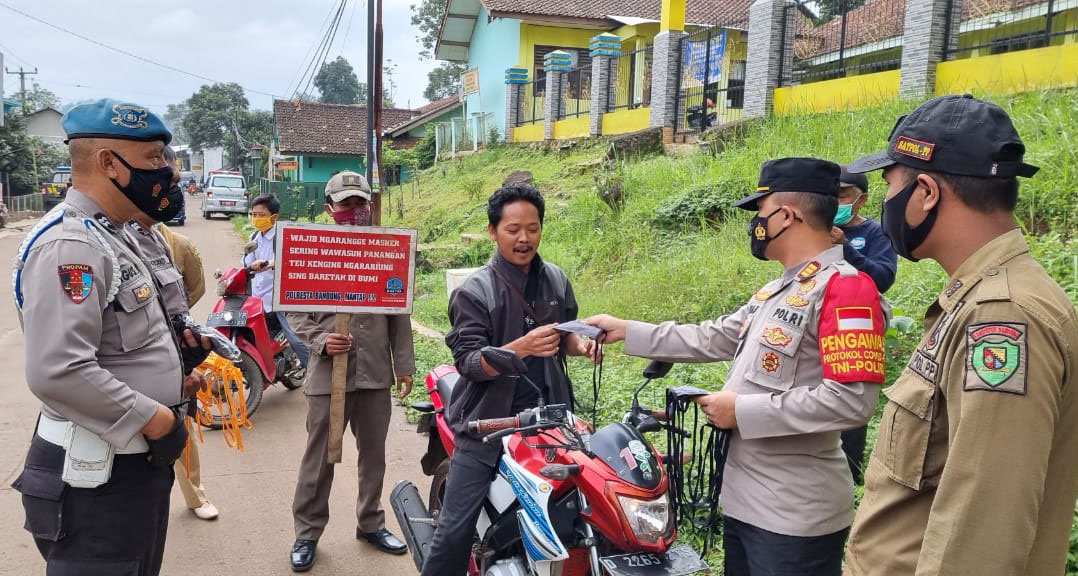 Kapolsek Pameungpeuk Polresta Bandung Pimpin PPKM Berskala Mikro di Wilkumnya